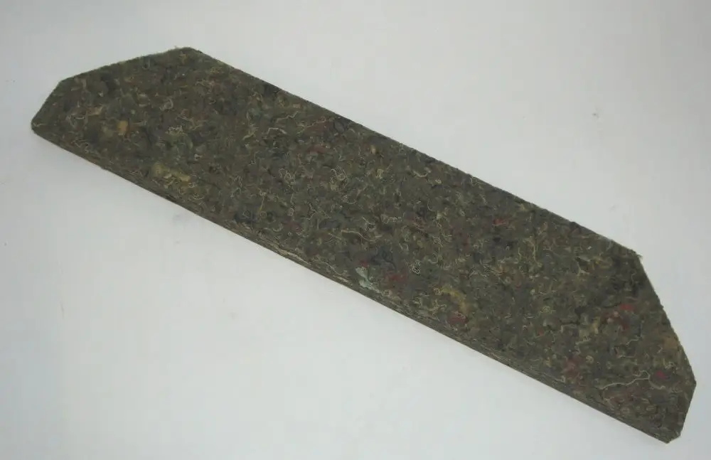 Filzstück in Grüntönen, möglicherweise zur Abdeckung oder Isolation, für Daikin-Geräte geeignet. Flache Form mit abgerundeten Kanten, Textur und Farbvariationen sichtbar.